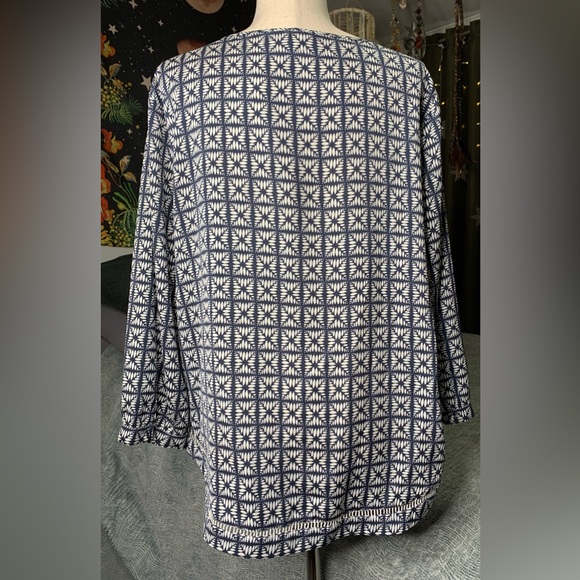 3/$20 J. CREW Long Sleeve Pullover Blouse Hi-Low Curve Hem Eyelet Accents Large - Picture 4 of 14